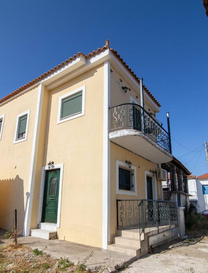 Peroulia Apartments Kómboi Exterior foto